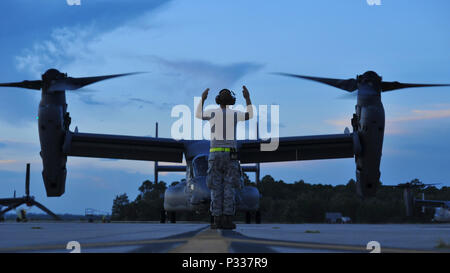 Senior Airman Kirt Schilde, eine Crew Chief mit dem 801St Special Operations Aircraft Maintenance Squadron, führt ein CV-22B Osprey Kipprotor-flugzeug an hurlburt Field, Fla., Nov. 18, 2016. Mannschaft Leiter mit der 801St SOAMXS sicherzustellen, dass Flugzeuge sind bereit, jederzeit zu fliegen bekämpfen bereit, jederzeit und überall zur Verfügung zu stellen. (US Air Force Foto von Airman 1st Class Joseph aus.) Stockfoto