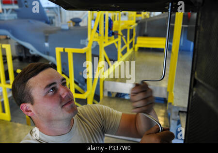 Senior Airman Adam Kellum, eine Crew Chief mit dem 801St Special Operations Aircraft Maintenance Squadron, zieht eine Schraube auf ein Panel mit einer CV-22B Osprey Kipprotor-flugzeug an hurlburt Field, Fla., Aug 30., 2016. Mannschaft Leiter mit der 801St SOAMXS sicherzustellen, dass Flugzeuge bereit sind, jederzeit zu fliegen bekämpfen bereit, jederzeit und überall zur Verfügung zu stellen (U.S. Air Force Foto von Airman 1st Class Joseph aus.) Stockfoto