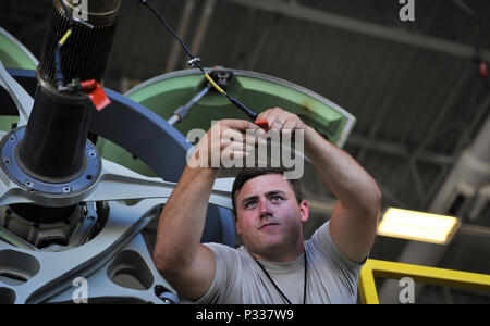 Senior Airman Adam Kellum, eine Crew Chief mit dem 801St Special Operations Aircraft Maintenance Squadron, führt die Instandhaltung auf eine CV-22 Osprey Kipprotor-flugzeug an hurlburt Field, Fla., Aug 30., 2016. Mannschaft Leiter mit der 801St SOAMXS sicherzustellen, dass Flugzeuge bereit sind, jederzeit zu fliegen bekämpfen bereit, jederzeit und überall zur Verfügung zu stellen (U.S. Air Force Foto von Airman 1st Class Joseph aus.) Stockfoto