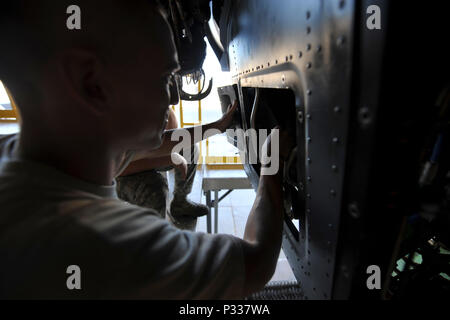 Mannschaft Leiter mit der 801St Special Operations Aircraft Maintenance Squadron eine Brandschutztür auf eine CV-22 Osprey Kipprotor-flugzeug an hurlburt Field, Fla., Aug 30, 2016 installieren. Mannschaft Leiter mit der 801St SOAMXS sicherzustellen, dass Flugzeuge bereit sind, jederzeit zu fliegen bekämpfen bereit, jederzeit und überall zur Verfügung zu stellen (U.S. Air Force Foto von Airman 1st Class Joseph aus.) Stockfoto