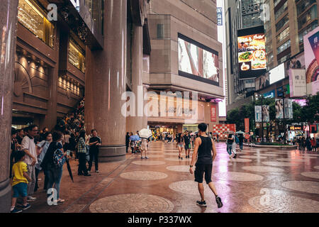 Juni 15, 2018 - Causeway Bay, Hong Kong: beschäftigte Straße mit werbeschildern im Times Square, Causeway Bay, Hong Kong am Tag regnen Stockfoto