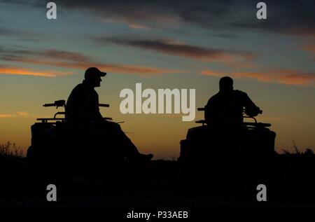 Tech. Sgt. Clifton Cleveland und Staff Sgt. Anthony Barrette, 5 Operations Support Squadron überleben, Steuerhinterziehung, Widerstand und Flucht Spezialisten, sitzen auf ATVs während SERE Ausbildung in Garnison, N.D., Nov. 11, 2016. Während eine Rettung Szenario, Cleveland und Barrette fungierte als freundliche Kräfte zu Flieger, die rund um das Training Website verstreut waren. (U.S. Air Force Foto/Senior Airman Apryl Hall) Stockfoto