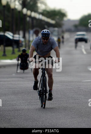 Brig. Gen. Bach Leonard, 56th Fighter Wing Commander, nimmt in der 12-Meilen-Zone Fahrrad Teil des triathlon Aug 20, 2016 Luke Air Force Base, Ariz triathlon Schwimmen 400 m, Radfahren 11,4 Meilen bestand und laufende, fünf Kilometer in Einzel- und Mannschaftswettkämpfe. (U.S. Air Force Foto von älteren Flieger Devante Williams). Stockfoto