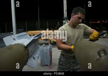 Us Air Force Staff Sgt. Curtis Downer, 447Th Expeditionary Aircraft Maintenance Squadron Munition Systemspezialist, reinigt thread Wells auf einer GBU-12 Paveway II Laser-guided bomb Aug 8, 2016, in Incirlik in der Türkei. Thema Brunnen sind vor der Montage der Finne eine sichere Befestigung zu gewährleisten gereinigt. (U.S. Air Force Foto von älteren Flieger John nieves Camacho) Stockfoto