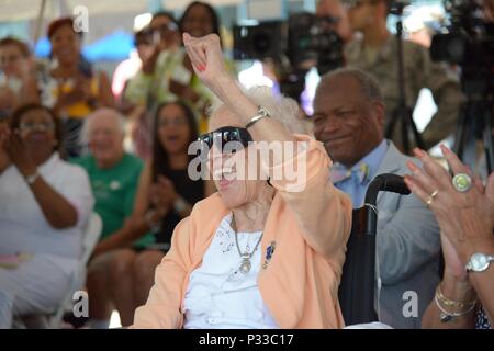 Pensionierte NASA Forschung Mathematiker Katherine G. Johnson wird für ihre Beiträge in Amerikas erste Space Flight Mission am Karussell Park in Downtown Hampton 26. August 2016 anerkannt. Während der Zeremonie Gäste wünschte ihr ein Happy 98th birthday während der Enthüllung eines historischen Park Bench Mark in ihr. Stockfoto