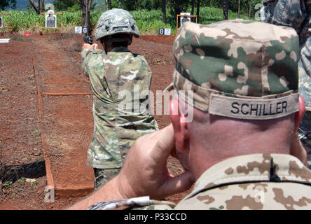 SCHOFIELD Kasernen, Hawaii - deutsche Armee Sgt. Maj. Ronald Schiller, Liaison, kombinierte Waffen unterstützt den Befehl, als Befehl Sgt. Maj. Teresa Duncan, Senior Advisor angeworben, 14th Military Police Brigade, 8 Theater Sustainment Command, schießt Ihr M9 Pistole während der deutschen Streitkräfte Proficiency Abzeichen Wettbewerb der 303Rd Explosive Ordnance Battalion gehostet, 8 MP BDE., Held August 15-17, hier. Stockfoto