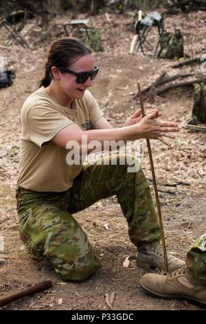 Australische Armee Soldat Pvt. O'Sullivan Melanie versucht, ein Feuer im Northern Territory, Australien, 30. August 2016 zu starten. Die Teilnehmer lernen, überleben Fähigkeiten während der Übung Kowari, eine Übung zur Verbesserung der USA, Australien und China's Freundschaft und Vertrauen, die trilaterale Zusammenarbeit in der Indo-Asia-Pazifik-Region. (U.S. Marine Corps Foto von Lance Cpl. Osvaldo L. Ortega III/Freigegeben) Stockfoto