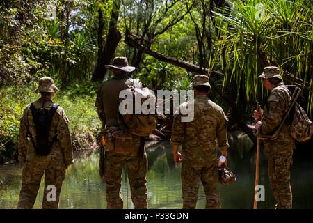 Australische Soldaten unterrichten die Teilnehmer der Übung kowari wie Fische im Northern Territory, Australien, 31. August 2016. Der Zweck der Übung Kowari sollen die Vereinigten Staaten, Australien und China's Freundschaft und Vertrauen, die trilaterale Zusammenarbeit in der Indo-Asia-Pazifik-Region. (U.S. Marine Corps Foto von Lance Cpl. Osvaldo L. Ortega III/Freigegeben) Stockfoto