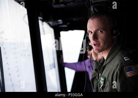 Pazifik (Aug. 31, 2016) Leutnant John Caldecutt, aus New York, steht sie im Hubschrauber control tower an Bord des amphibious Transport dock Schiff USS Green Bay LPD (20). Green Bay, Teil der Bonhomme Richard Expeditionary Strike Group, ist in den USA der 7. Flotte Bereich für Maßnahmen zur Erhöhung der Sicherheit und Stabilität in der Indo-Asia-Pazifik-Region. (U.S. Marine Foto von Mass Communication Specialist 1. Klasse Chris Williamson/Freigegeben) Stockfoto