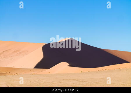 Dünen von Hidden Vlei im scharfen Kontrast mit blauem Himmel Sossusvlei Namibia Stockfoto