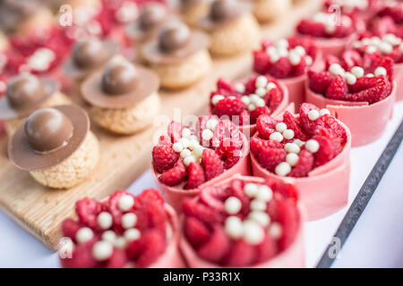 Himbeere süße Desserts auf einem Catering Tabelle bei Event. Stockfoto