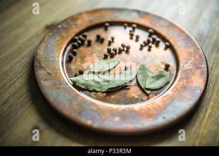 Lorbeerblatt und neue Spice an der Platte. Stockfoto