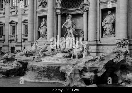 Vorderansicht des Trevi-Brunnen in Rom. Italien Stockfoto