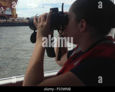 Petty Officer 3rd Class Jenna Weitnauer, ein Coast Guard Station Sabine 29-Fuß-Boot Besatzungsmitglied scannt das Wasser für einen Mann, der angeblich 100 Meter von einer Bohrinsel auf der Sabine River, Dienstag, 12.08.30, 2016 fiel die Suche. Küstenwache Boot Besatzungen reagierte auf die Suche neben dem Port Arthur Feuerwehr, deren Feuer - Crew durchgeführt Seite-scanning Sonar und schickte Taucher im Wasser bei der Suche zu unterstützen. U.S. Coast Guard Foto von Petty Officer 2. Klasse Alfredo Lomando. Stockfoto