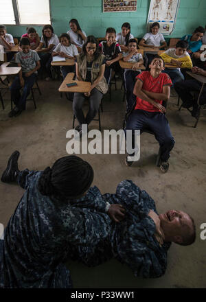 160826-N-CJ 186-0167 San Pedro Sula, Honduras (Aug. 26, 2016) - U.S. Navy Cmdr. Tony Silvetti, einem Gynäkologen zu Naval Hospital Camp Lejeune zugewiesen, und Lt.Cmdr. Ebenholz Ferguson, ein klinischer Krankenschwesterfachmann zu Fort Belvoir zugewiesen ist, weisen Sie eine Klasse von Honduranischen Junior high school Kursteilnehmer auf verschiedene Techniken, um die HLW durchzuführen während der südlichen Partnerschaft Station 2016 (SPS-16). Die SPS-16 medizinische Engagement Team besucht 5 honduranischen Gemeinschaften und über 600 Schüler über CPR und grundlegende lebensrettende Techniken gelehrt. SPS-16 ist eine jährliche Serie der U.S. Navy Bereitstellungen konzentrierte sich auf Gegenstand exp Stockfoto