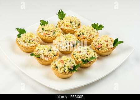Geräucherter Lachs, Frischkäse, dill und Meerrettich Pastete auf Roggenbrot Schichten Stockfoto