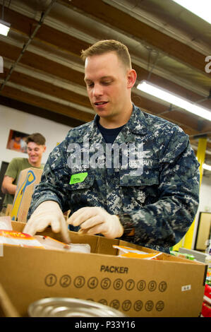 160831-N-FO 981-198 LOS ANGELES (Aug. 31, 2016) - Aviation Electronics Technician 2. Klasse Peter Wallace, zugeordnet zu den Amphibious Assault ship USS America (LHA 6), sortiert das Essen im Los Angeles Regional Food Bank. Flotte Woche bietet der Öffentlichkeit die Möglichkeit, Schiffe zu Tour, treffen Segler, Marines, und die Mitglieder der Küstenwache und ein besseres Verständnis dafür, wie das Meer Dienstleistungen der nationalen Verteidigung der Vereinigten Staaten und die Freiheit der Meere Unterstützung gewinnen. (U.S Navy Foto von Mass Communication Specialist Seaman Jakob Holloway/Freigegeben) Stockfoto