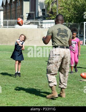 160831-N-VR 008-227 SAN PEDRO, Kalifornien (Aug. 31, 2016) - Sgt. Jaron Billue, a I Marine Expeditionary Force Marine, spielt Fangen mit Kinder nach der Schule Fitness Programm an der Vorsehung Community Health Wellness und Activity Center in San Pedro, während der Eröffnungs-Los Angeles Flotte Woche. Flotte Woche bietet der Öffentlichkeit die Möglichkeit, Schiffe zu Tour, treffen Segler, Marines, und die Mitglieder der Küstenwache und ein besseres Verständnis dafür, wie das Meer Dienstleistungen der nationalen Verteidigung der Vereinigten Staaten und die Freiheit der Meere Unterstützung gewinnen. (U.S. Marine Foto von Mass Communication Specialist 3. Klasse Stockfoto