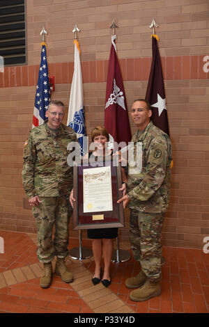 Brooke Army Medical Center Commander Brig. Gen. Jeffrey Johnson und Command Sgt. Maj. Albert Besatzungen vorhanden pensionierten Generalmajor Jimmie O. Keenan, ehemaliger stellvertretender kommandierender General (Operations), U.S. Army Medical Befehl, und ehemaliger Chief, Army Nurse Corps, mit Zeichen der Wertschätzung für das Sprechen über die Gleichstellung der Frauen Tag an BAMC, Aug 26., 2016. (U.S. Armee Foto von Robert T. Schilde/Freigegeben) Stockfoto