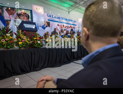 SAN SALVADOR, El Salvador (Aug. 30, 2016) - Südlich der Partnerschaft Station 2016 (SPS 16) Medizinische Engagement Team (MET) Führung an einer Frage-und-Antwort Seminar mit El Salvador, Minister für Gesundheit, Elvia Violeta Menjivar. Die medizinischen Engagement Team weiterhin die SPS 16 Mission in El Salvador nach kurzem Abschluss Engagements in Honduras. SPS-16 ist eine jährliche Bereitstellung von US-Schiffe, die in den Bereich der US Southern Command der Verantwortung in der Karibik und in Lateinamerika. Das Ziel der Übung besteht die gemeinsame Nutzung von Informationen mit Marinen, Küstenwachen und zivilen Dienstleistungen in der gesamten re Stockfoto