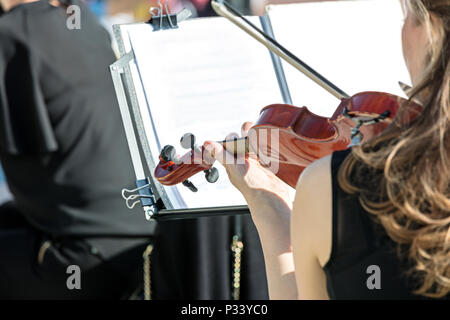 Frau spielen Violine während klassische Musik Konzert im Freien Stockfoto