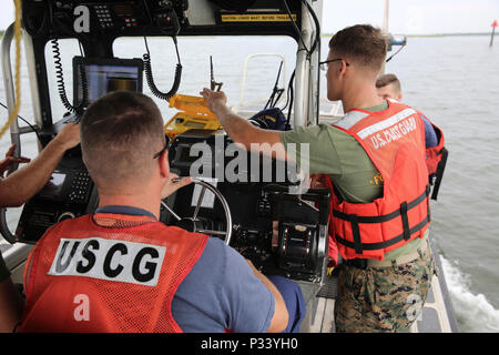 Us-Marines mit Battlefield Überwachung Unternehmen, 2 Intelligenz Bataillon, wieder Global Positioning System Signal während der Bootfahrt durch einen Kanal an der Küste von Oak Island, N.C., Aug 31., 2016. Die Marines teamed oben mit Küstenwache an USCG Station Oak Island, N.C., eine topographische Anordnung der Wasserstraßen, die zuvor nicht identifizierbare wurden zu erstellen. Die neuen Karten werden korrekte Navigation Abweichungen wie Off-station Bojen oder gelöscht. (U.S. Marine Corps Foto von Cpl. Kaitlyn V. Klein) Stockfoto