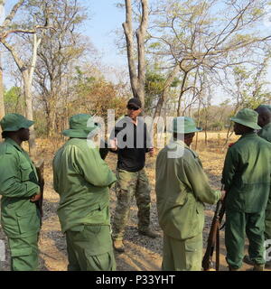 U.S. Army Staff Sgt     Smith, 403Rd zivilen Angelegenheiten Bataillon gegen Wilderei Ausbilder, demonstriert Techniken für einen Feind zum 3. April 2016, an rungwa Game Reserve, Tansania. Mitglieder der 403Rd CA BN, zusammen mit North Carolina Army National Guard, haben die Ausbildung, Tansania Förster in anti-wilderei Taktik. Die Wilderei und den illegalen Handel mit Wildtieren hat eine Einnahmequelle für die gewalttätigen extremistischen Organisationen auf dem Kontinent geworden. (Foto mit freundlicher Genehmigung von Armee Sgt. Billy Allen.) Stockfoto