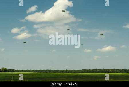 FORT CAMPBELL, KY. - Mitglieder von der 861St Quartermaster Unternehmen von Nashville, TN Handlungsspielraum für die Landung in der Drop Zone während ihrer Ausbildung Übung auf Fort Campbell. Stockfoto