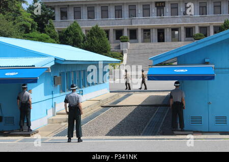 Südkoreanische Soldaten stand Guard auf der südkoreanischen Seite der militärischen Demarkationslinie zwischen Nord- und Südkorea 12.08.16, mit zwei teilweise hinter den Gebäuden ihre Silhouetten zu verringern, sollten Sie erschossen zu werden. Nordkoreanische Soldaten März Vergangenheit auf der nordkoreanischen Seite der MDL. (U.S. Armee Foto von SPC. Jeremy Wiederverwendung, 2nd Battalion, 8th Cavalry Regiment, 1st Armored Brigade Combat Team, 1.Cav. Div.) Stockfoto