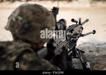 Eine Infanterie Soldat mit Bravo Company, 4.BATAILLON, 6 Infanterie Regiment, 3. gepanzerte Brigade Combat Team, 1. Panzerdivision, richtet seine Augen Bild mit dem Ziel beim M249/M240B Einarbeitung und Qualifizierung Ausbildung Aug.24, 2016 in Camp Arifjan, Kuwait. Die Waffe, die eine Ausbildung in einem zukunftsorientierten Einsatz Umwelt ist ein wesentliches Element der Bereitschaft US-Army Central. (U.S. Armee Foto von Sgt. Angela Lorden) Stockfoto