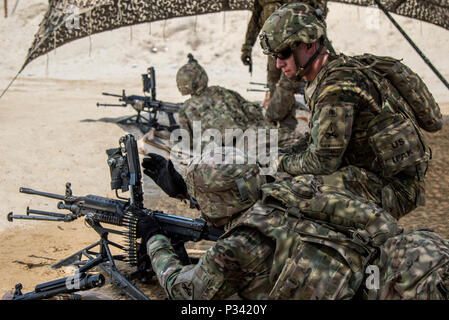 Sgt. Joshua Ball, eine Infanterie noncomissioned Offizier mit Bravo Company, 4.BATAILLON, 6 Infanterie Regiment, 3. gepanzerte Brigade Combat Team, 1. Panzerdivision, überwacht Infanterie Soldat SPC. Kasheem Hamilton, während der M249/M240B Einarbeitung und Qualifizierung Ausbildung Aug.24, 2016 in Camp Arifjan, Kuwait. Unteroffiziere mentor Junior - Soldaten Soldaten, um Ihnen zu helfen, die Kenntnisse und die Bereitschaft zu halten. (U.S. Armee Foto von Sgt. Angela Lorden) Stockfoto