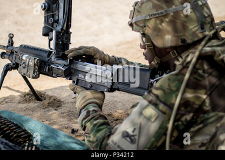 Spc. Bradford Thompson, eine Infanterie Soldat mit Bravo Company, 4.BATAILLON, 6 Infanterie Regiment, 3. gepanzerte Brigade Combat Team, 1. Panzerdivision, lädt eine Runde in seine Waffe, während der M249/M240B Einarbeitung und Qualifizierung Ausbildung Aug.24, 2016 in Camp Arifjan, Kuwait. Die Waffe, die eine Ausbildung in einem zukunftsorientierten bereitgestellt environmentis ein wesentliches Element der Bereitschaft US-Army Central. (U.S. Armee Foto von Sgt. Angela Lorden) Stockfoto