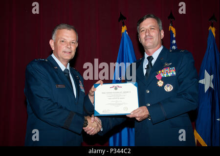 Maxwell AFB, Ala-Major General Glen D. VanHerck, Commander, United States Air Force Warfare Center, Nellis Air Force Base, Kalifornien, präsentiert die Legion des Verdienstes zu Oberst Raymond O'Mara, 12. August 2016. (US Air Force Foto von Melanie Rodgers Cox/Freigegeben) Stockfoto