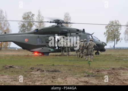 PABRADE, Litauen - Fallschirmjäger aus der Lage Unternehmen, 2.BATAILLON, 503Rd Infanterie Regiment, 173Rd Airborne Brigade, eine belgische Hubschrauber Board bis Okt. 12 Air Assault während der Übung Vytis Tiger zu führen. Vytis Tiger, oder "Chase the Tiger" in Englisch, ist ein Belgien internationales Feld taktische Übung in Litauen statt. In der Lage, Unternehmen in Litauen kamen letzten Monat auf eine 6-monatige Rotation mit den litauischen Partnern als Teil der Atlantischen lösen, eine in den USA zu trainieren beginnen led Aufwand in Osteuropa durchgeführt werden US-Engagement für die kollektive Secur zu demonstrieren Stockfoto