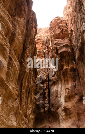 Hohe engen Siq Schlucht Eingang zu Petra, Jordanien, Naher Osten Stockfoto