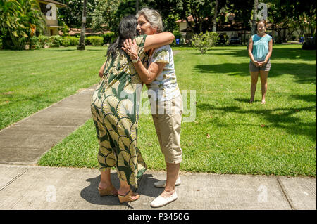 Shirley Waldron Nied, Vordergrund rechts, Umarmungen 15 Flügel freiwillige Historiker Jessie Higa, auf Hickam Field bei Joint Base Pearl Harbor Hickam am Aug 8, 2016, außerhalb des Hauses, wo eine 5-jährige, Neid lebte in während der japanische Angriff auf Hickam Field und Pearl Harbor auf Dec 7, 1941. (U.S. Air Force Foto von J.M. Eddins jr.) Stockfoto