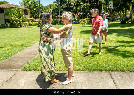 Shirley Waldron Nied, Vordergrund Recht, spricht mit 15 Flügel freiwillige Historiker Jessie Higa, auf Hickam Field bei Joint Base Pearl Harbor Hickam am Aug 8, 2016, außerhalb des Hauses, wo eine 5-jährige, Neid lebte in während der japanische Angriff auf Hickam Field und Pearl Harbor auf Dec 7, 1941. (U.S. Air Force Foto von J.M. Eddins jr.) Stockfoto