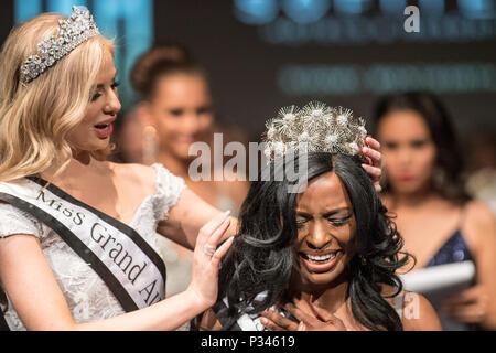 Sydney, Australien. 16 Juni, 2018. Kassandra Kashian Miss Grand Australien 2017 Kronen Miss Grand Australien Sieger 2018 Kimberly Gundani von Victoria im Sofitel Sydney Wentworth Hotel am 16. Juni 2018 in Sydney, Australien Quelle: United Images/Pacific Press/Alamy leben Nachrichten Stockfoto