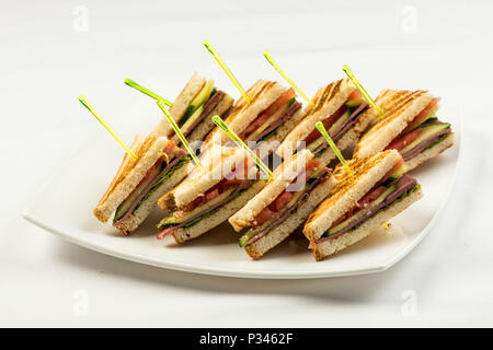 Gegrillte BLT Bacon, Salat und Tomate Sandwiches mit Hühnchen und Avocado Stockfoto