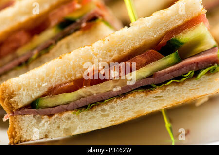 Gegrillte BLT Bacon, Salat und Tomate Sandwiches mit Hühnchen und Avocado Stockfoto