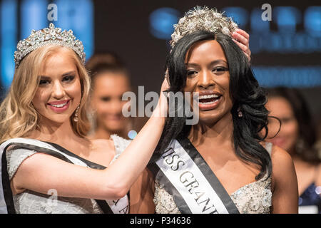 Sydney, Australien. 16 Juni, 2018. Kassandra Kashian Miss Grand Australien 2017 Kronen Miss Grand Australien Sieger 2018 Kimberly Gundani von Victoria im Sofitel Sydney Wentworth Hotel am 16. Juni 2018 in Sydney, Australien Quelle: United Images/Pacific Press/Alamy leben Nachrichten Stockfoto