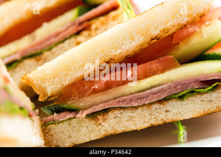 Gegrillte BLT Bacon, Salat und Tomate Sandwiches mit Hühnchen und Avocado Stockfoto