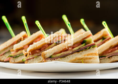 Gegrillte BLT Bacon, Salat und Tomate Sandwiches mit Hühnchen und Avocado Stockfoto