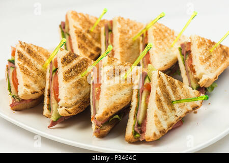 Gegrillte BLT Bacon, Salat und Tomate Sandwiches mit Hühnchen und Avocado Stockfoto