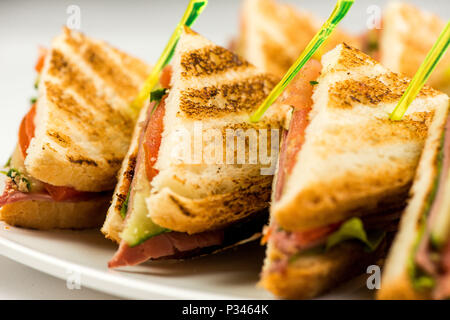 Gegrillte BLT Bacon, Salat und Tomate Sandwiches mit Hühnchen und Avocado Stockfoto