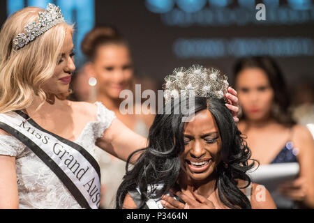 Sydney, Australien. 16 Juni, 2018. Kassandra Kashian Miss Grand Australien 2017 Kronen Miss Grand Australien Sieger 2018 Kimberly Gundani von Victoria im Sofitel Sydney Wentworth Hotel am 16. Juni 2018 in Sydney, Australien Quelle: United Images/Pacific Press/Alamy leben Nachrichten Stockfoto