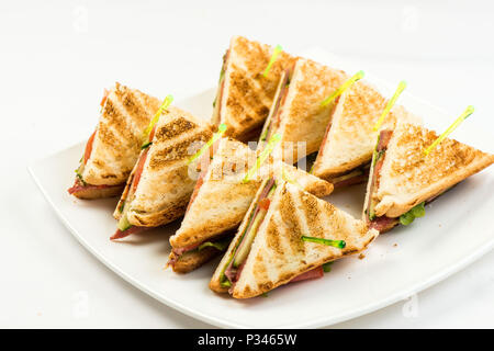 Gegrillte BLT Bacon, Salat und Tomate Sandwiches mit Hühnchen und Avocado Stockfoto