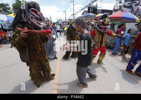 Thailand. 16 Juni, 2018. Thais tragen Masken, die die Geister der Toten, die wieder zum Leben an der jährlichen Phi Ta Khon-Festival, oder Ghost Festival in Dan Sai, der Provinz Loei, nordöstlich von Bangkok am 16. Juni 2018. Die Veranstaltung fand statt, Tourismus in Thailand zu fördern. Credit: chaiwat Subprasom/Pacific Press/Alamy leben Nachrichten Stockfoto