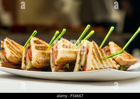 Gegrillte BLT Bacon, Salat und Tomate Sandwiches mit Hühnchen und Avocado Stockfoto