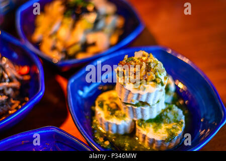 Sortiment an klassischen Nordchina Kalte Vorspeisen im Fine Dining Restaurant: kalte Vorspeise Tofu wird mit fein gehackten Jahrhundert ei gekrönt Stockfoto